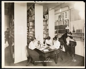 Femmes travaillant dans le département de papeterie de la Mantle Lamp Co. of America, New York, 1915-16